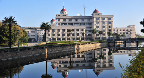 校园四月尽芳菲