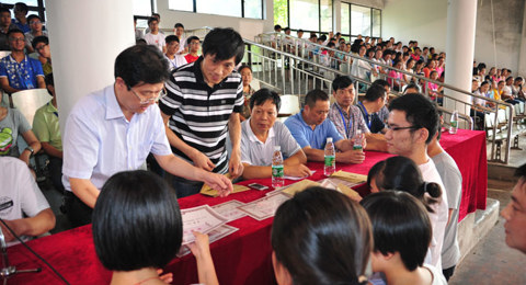 买球（中国）举行开学典礼暨华伟奖学金颁奖仪式