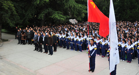 校党委组织党员和高一年级师生祭扫烈士墓