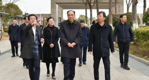 市人大常委会领导来校看望人大代表