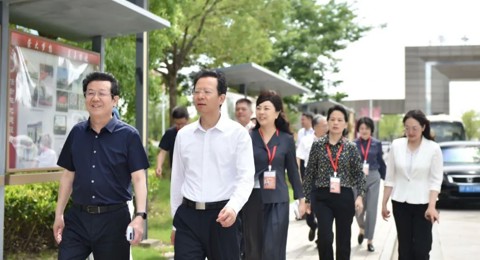 市、区领导来校视察高考考点工作